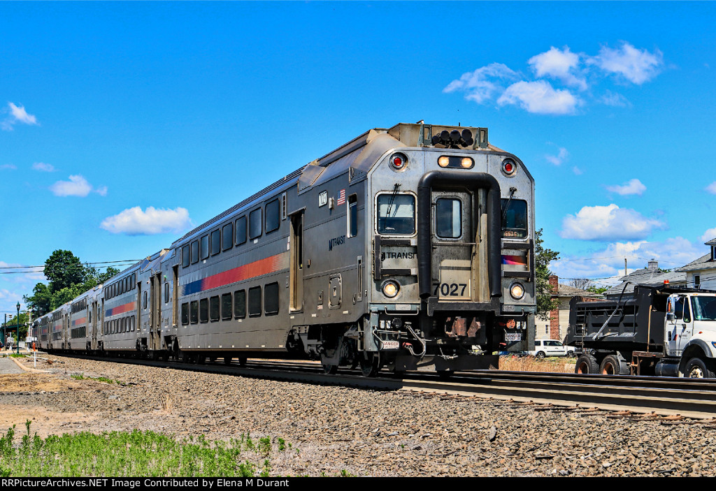 NJT 7027 on train 5516